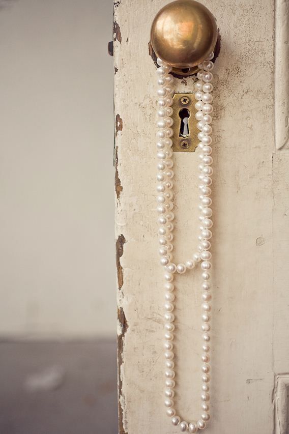 Una porta socchiusa con perle — la soglia